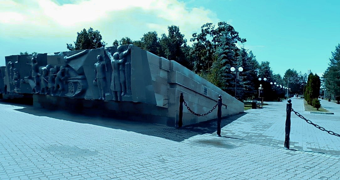 Барельеф на входе в парк Петрова в Казани