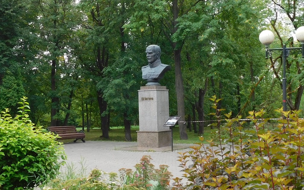 Памятник Нестерову в парке Крылья Советов