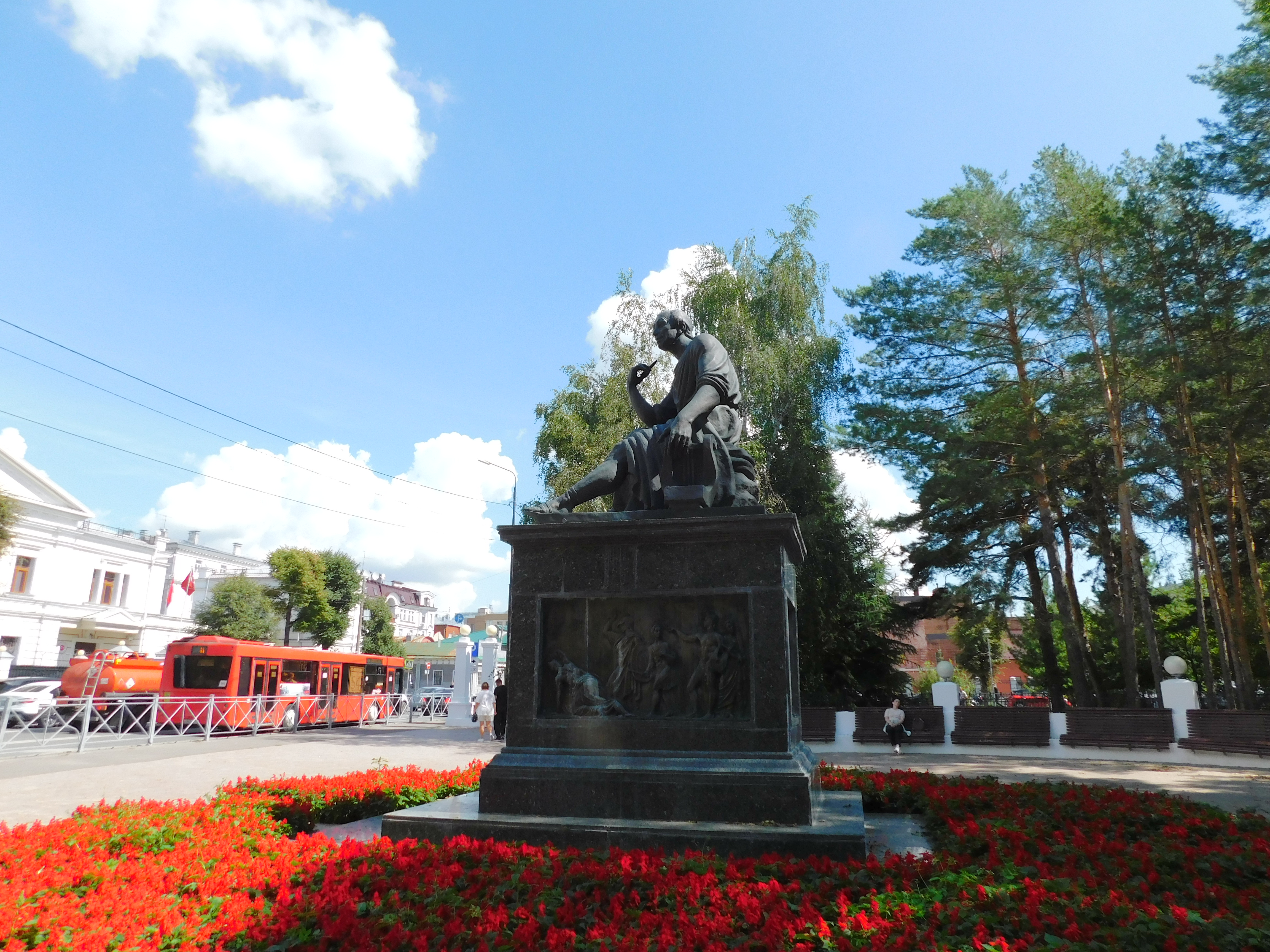 У входа в Лядской парк памятник Державину