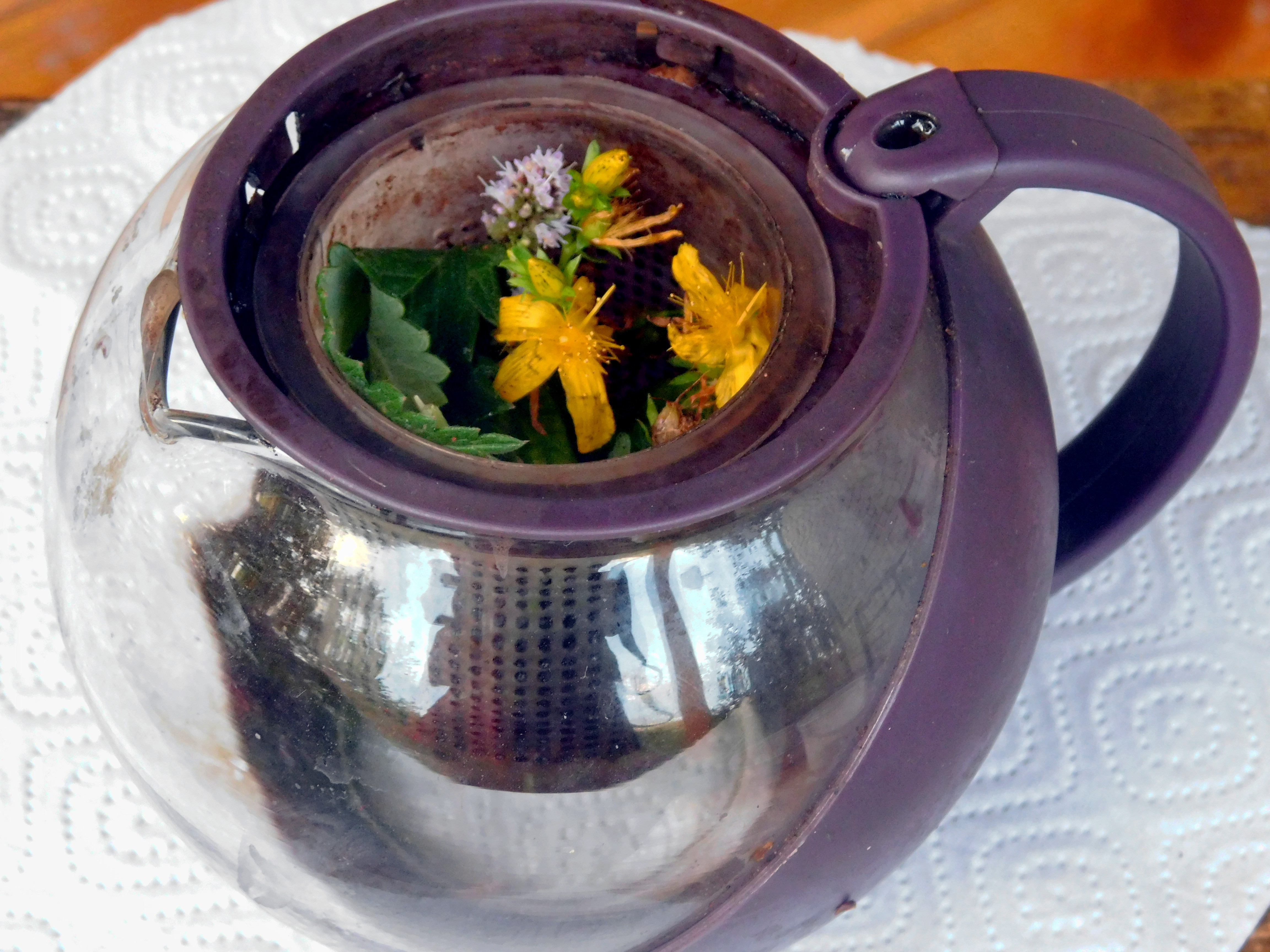 Удобный чайник для заварки  чая из трав