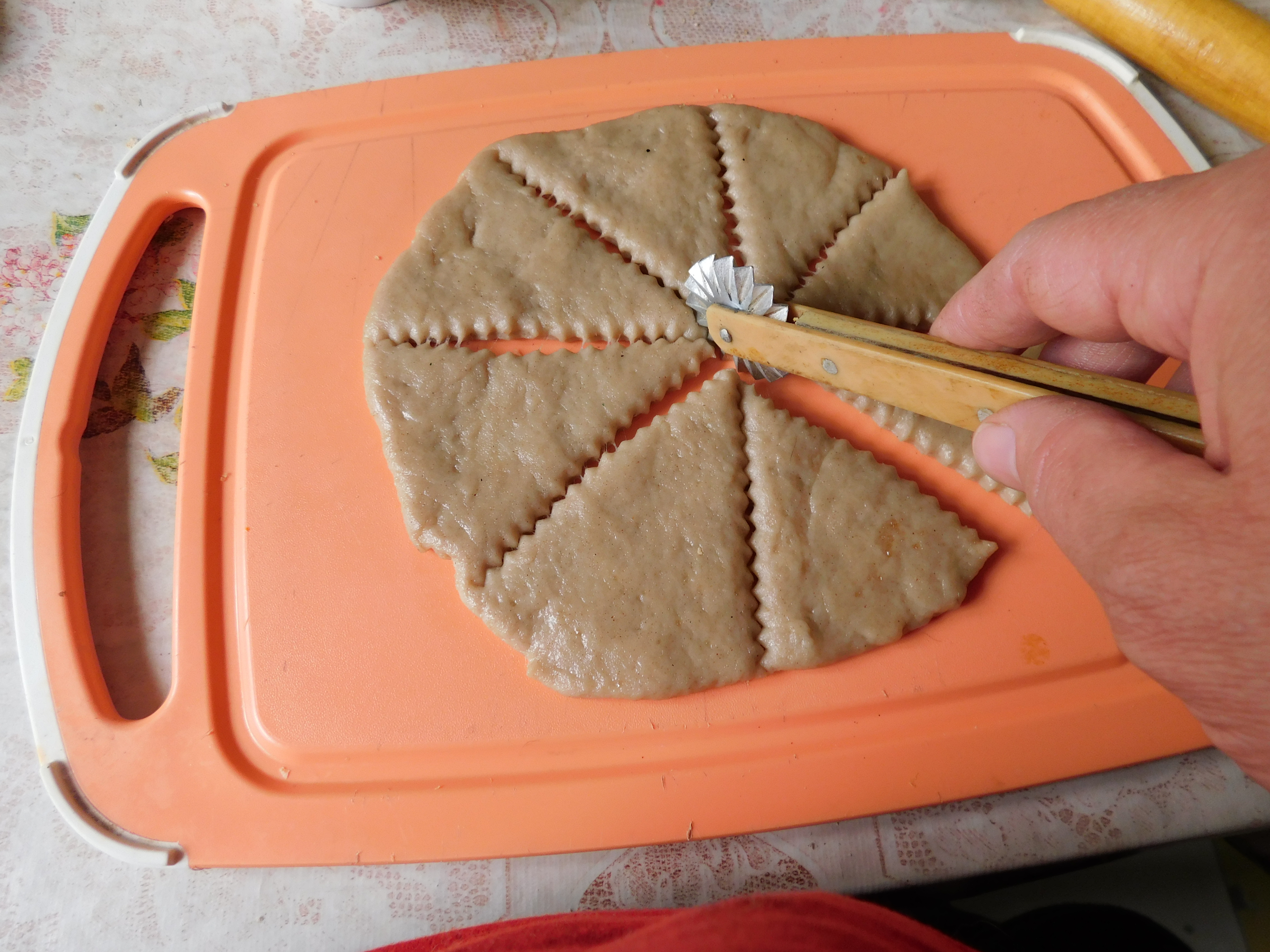 Как нарезать тесто для рогаликов