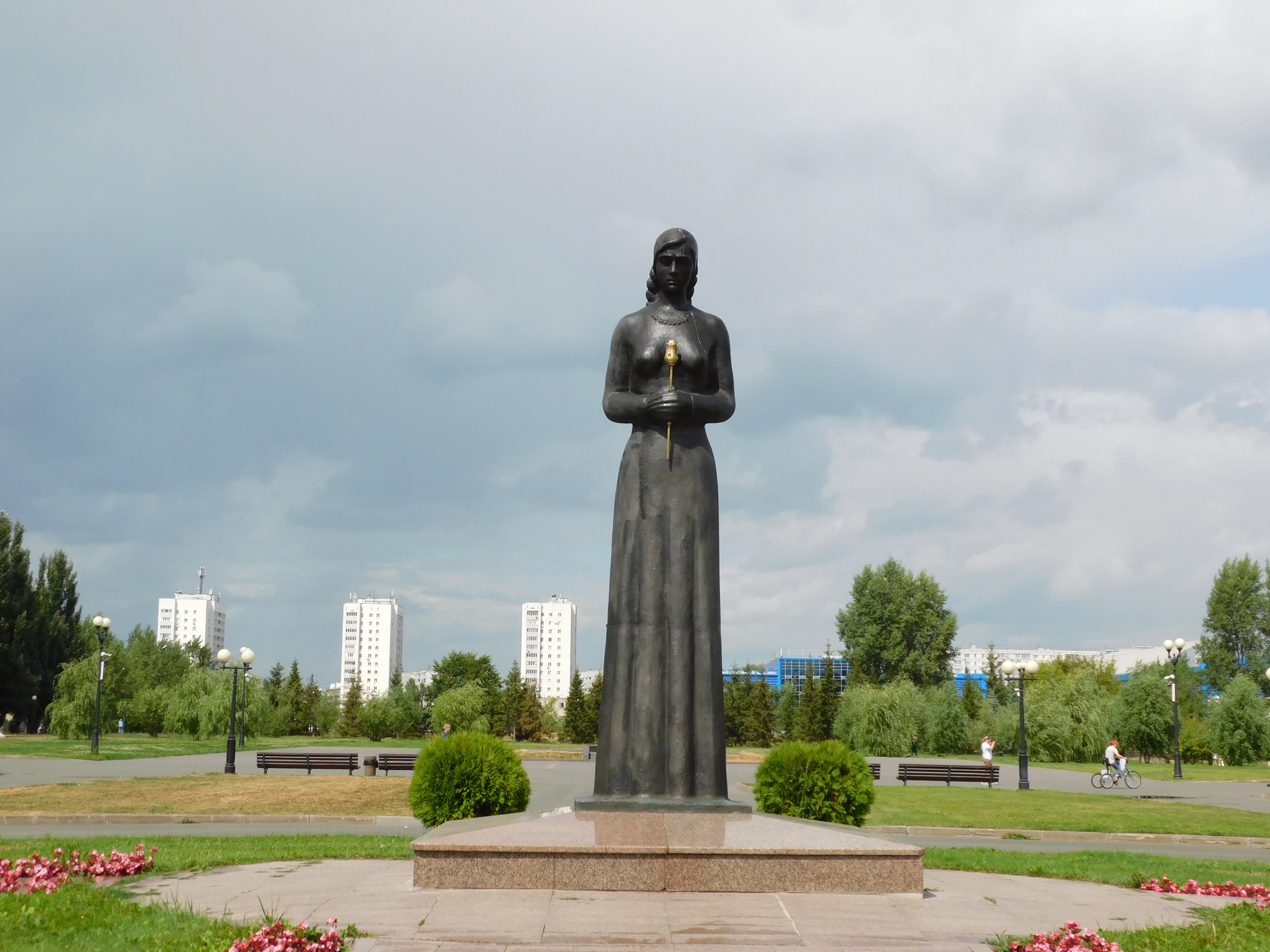 Памятник скорбящим матерям в парке Победы