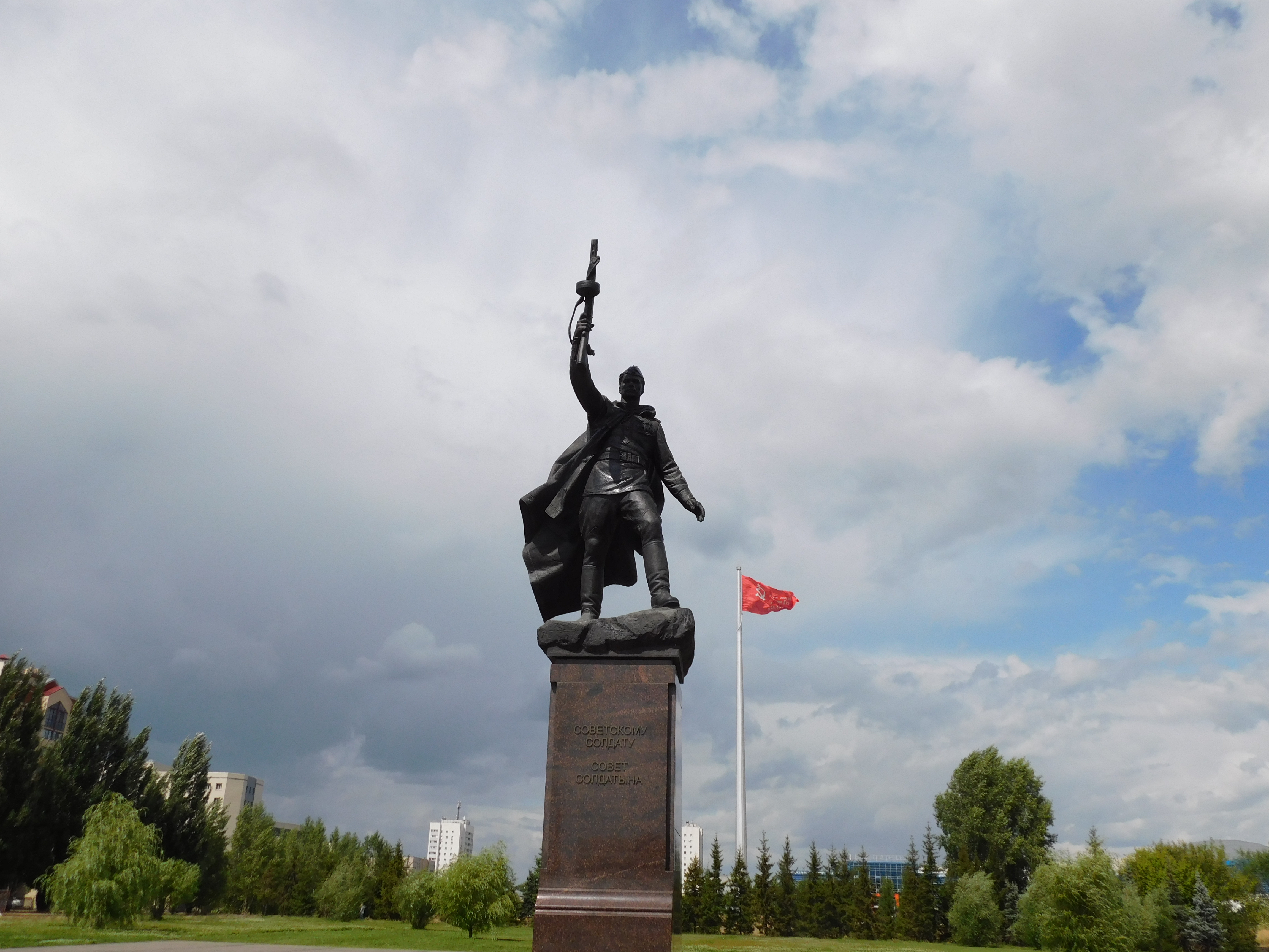 Парк Победы в Казани, памятник солдату