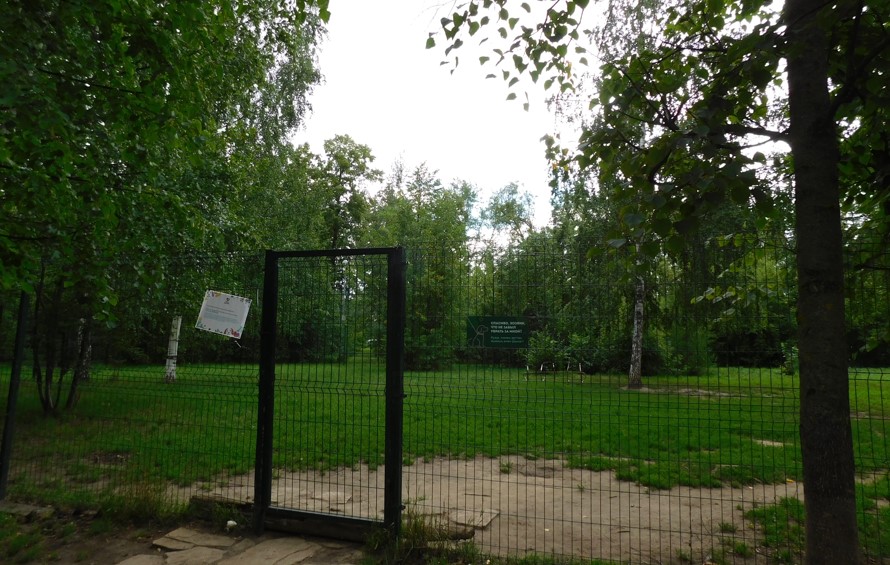 Собачья площадка в парке Крылья советов