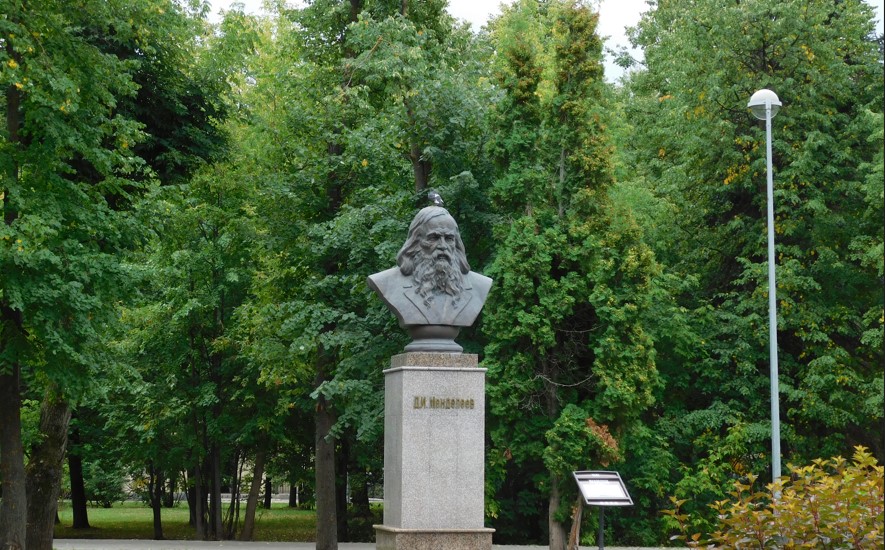 Бюст Менделеева в парке Крылья Советов