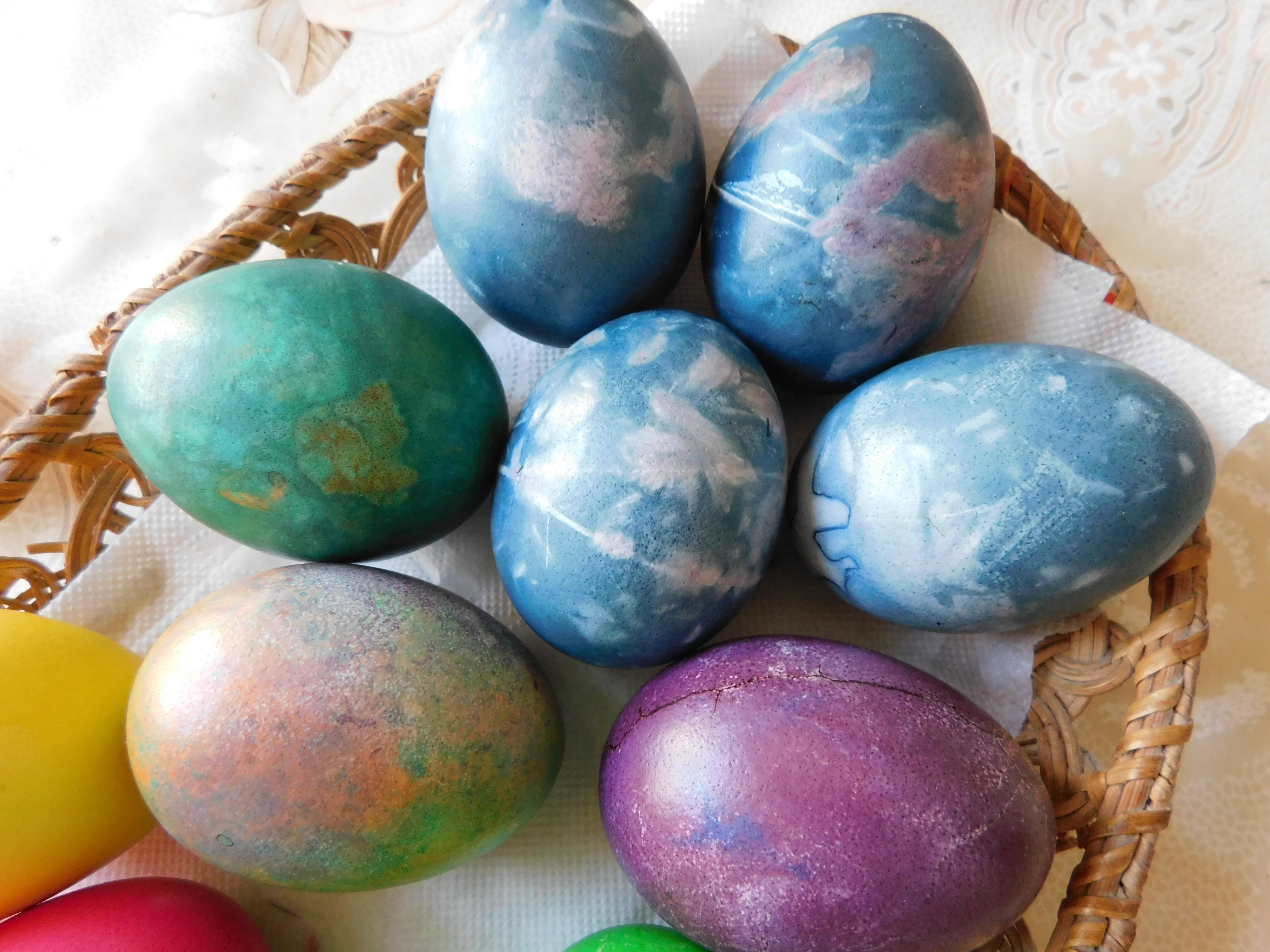 Яйца, окрашенные в синий цвет с рисунком