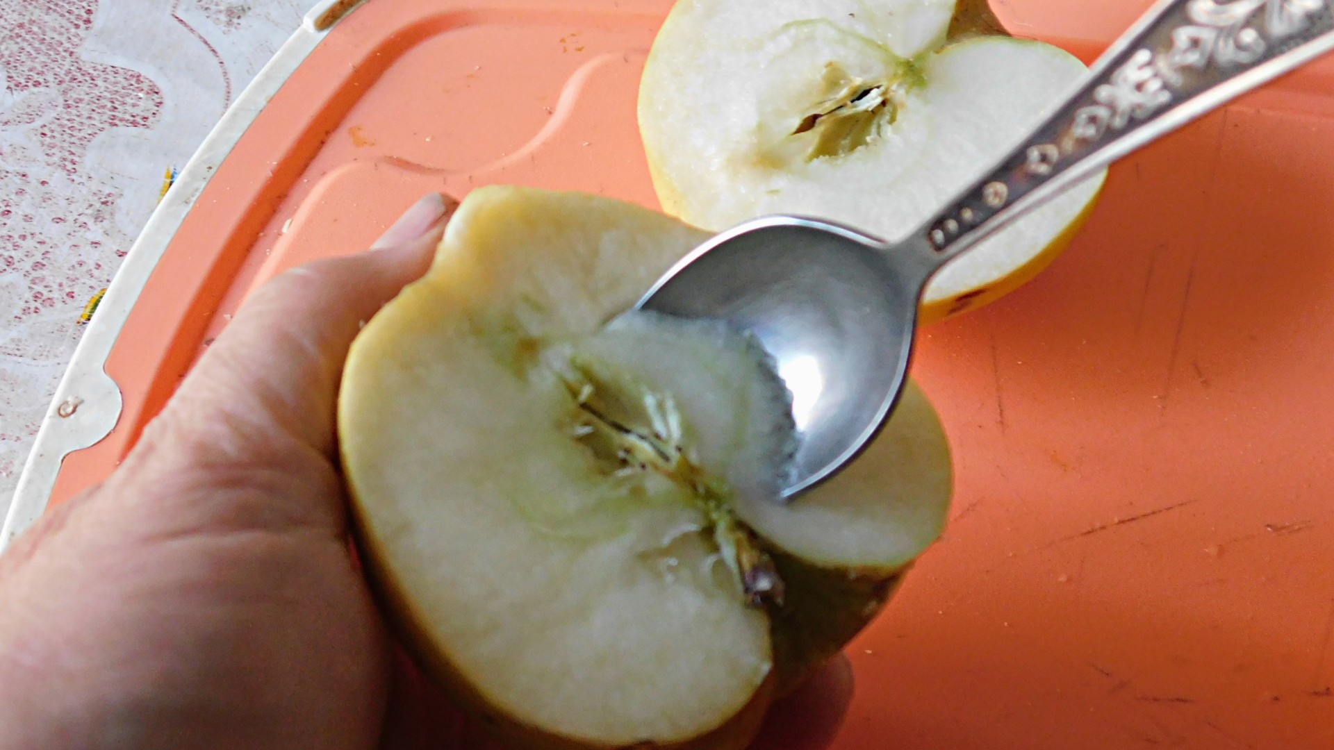 Как вынуть сердцевинку яблока ложкой