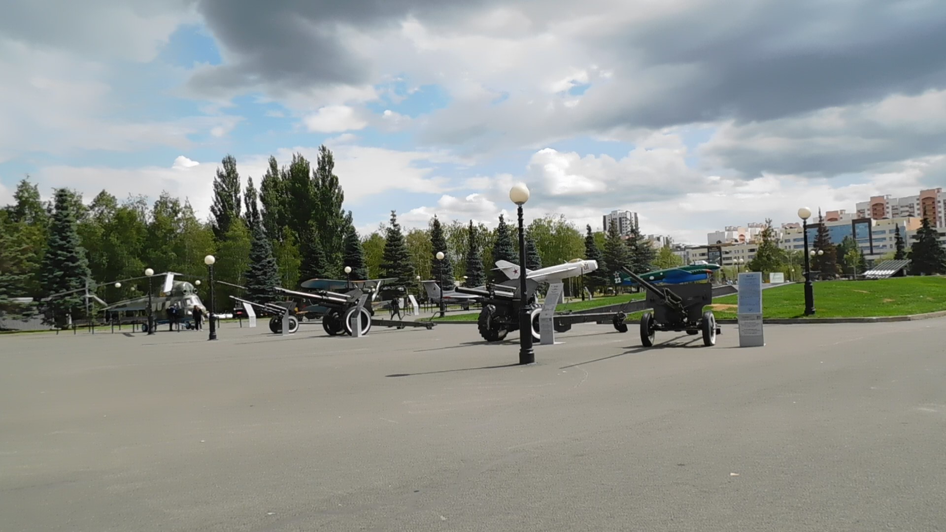 Гаубицы и противотанковые пушки в парке Победы, Казань