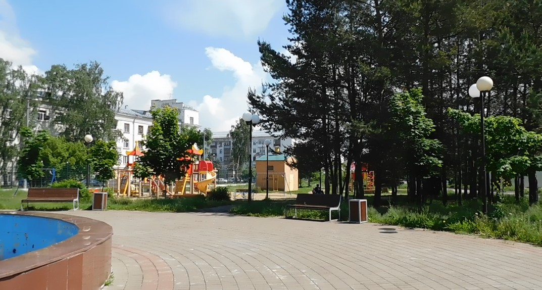 Детская площадка в парке Петрова