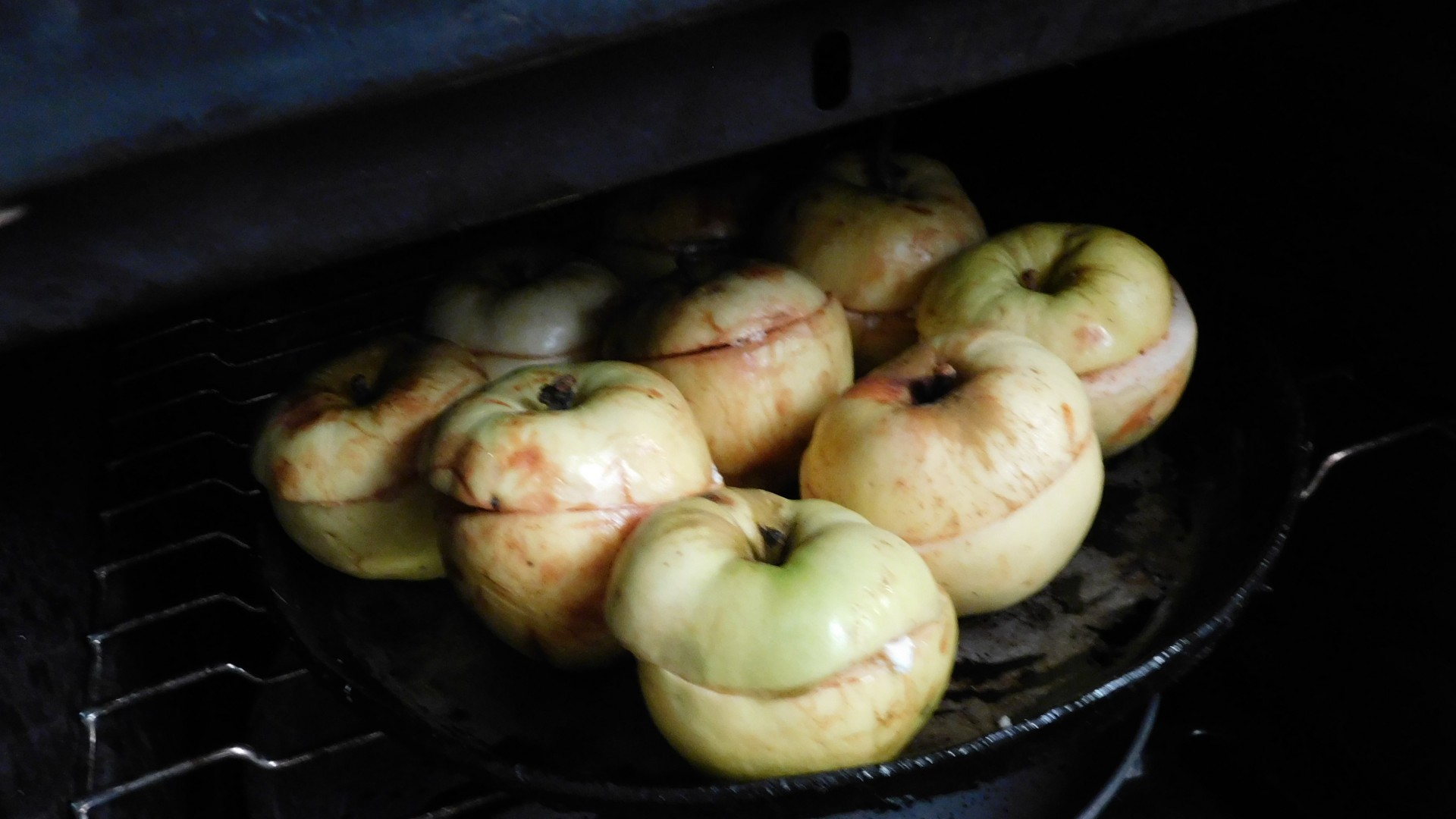 Яблоки сорта Антоновка готовы для запекания в духовке