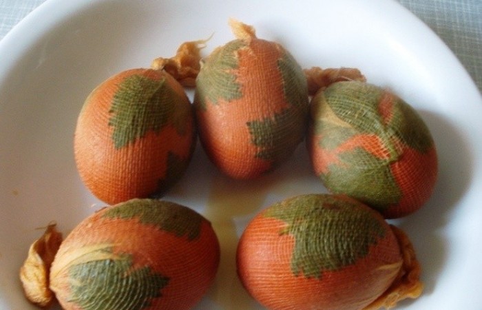 Яйца с листочками, обернутые марлей, после кипячения в шелухе лука