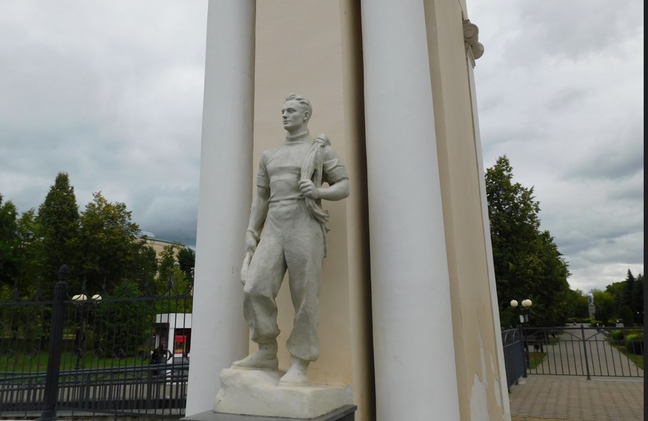 Скульптура у входа в парк Крылья Советов