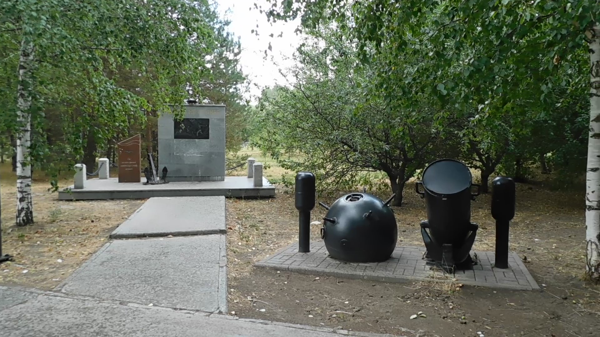 Памятник погибшим морякам в парке Победы