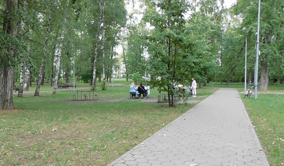 Столы для игры в шахматы и шашки в парке Крылья Советов